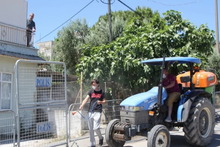 Antalya'da karantinaya alınan mahallede gıda paketi dağıtıldı