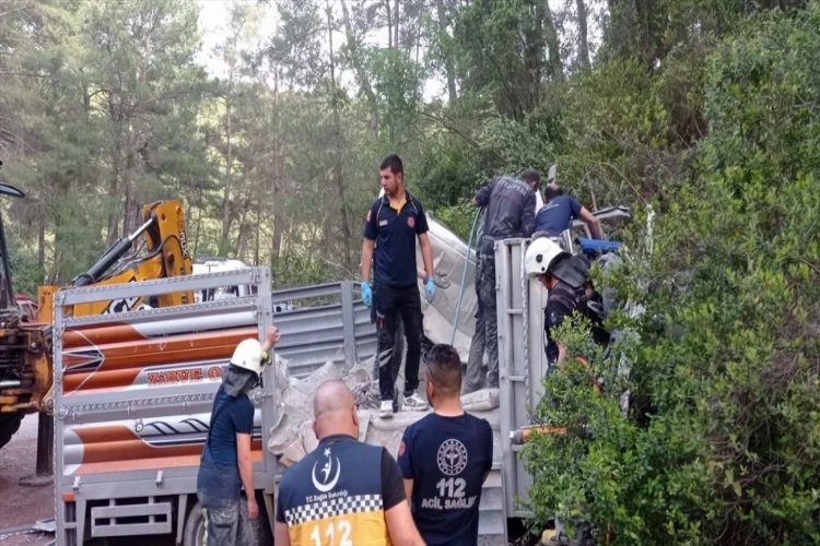 Antalya'da kayalığa çarpan kamyonetteki 2 kişi öldü, 1 kişi yaralandı