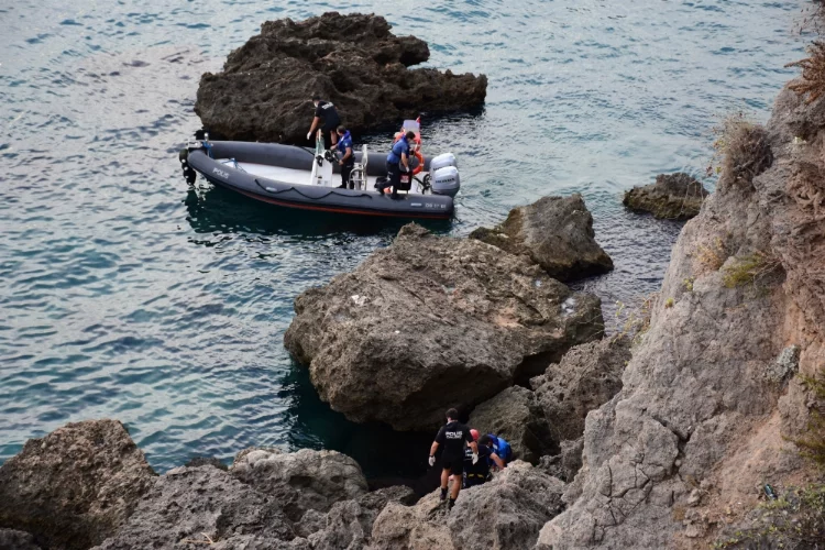 Antalya'da kayalıklarda kadın cesedi bulundu