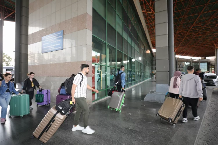 Antalya'da KYK yurtlarında kalacak öğrenciler otogar ve havalimanında karşılanıyor