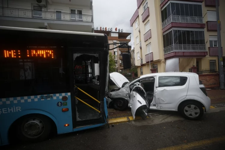 Antalya'da otobüsle çarpışan otomobilin sürücüsü yaralandı
