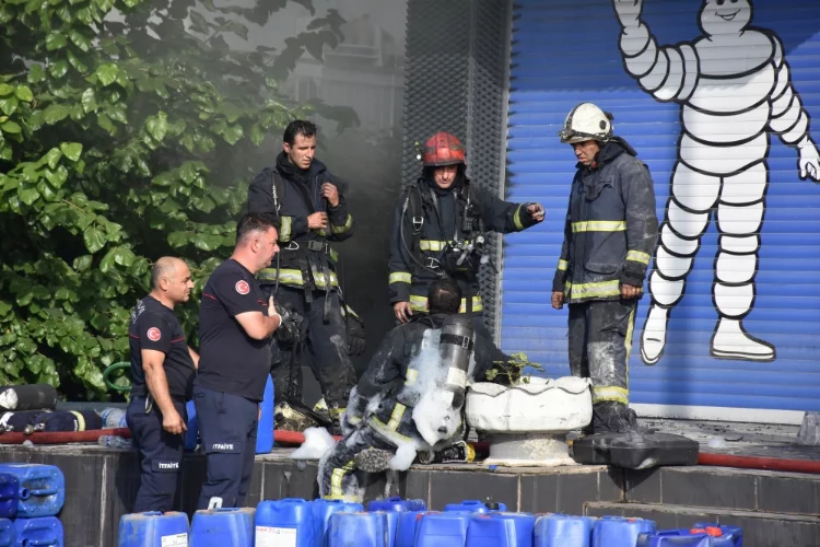 Antalya'da oto lastik deposunda çıkan yangına müdahale ediliyor