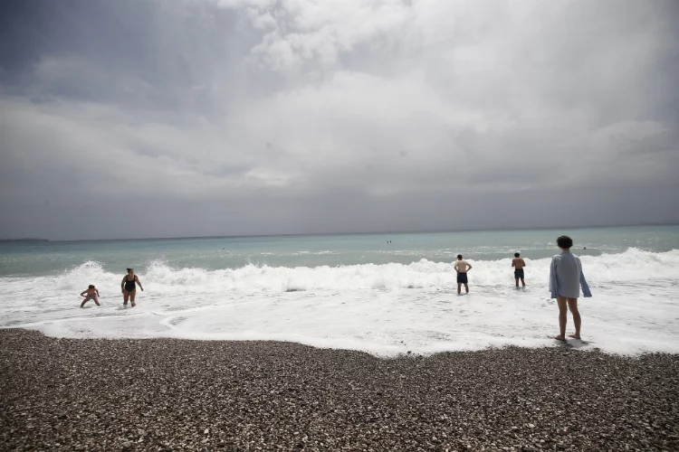 Antalya'da oy kullanan seçmenler dinlenmek için sahilleri tercih etti