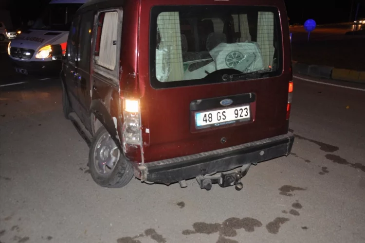 Antalya'da pikap ile hafif ticari aracın çarpıştığı kazada 5 kişi yaralandı