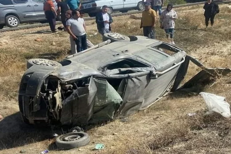 Antalya'da şarampole devrilen hafif ticari araçtaki 2 kişi yaralandı