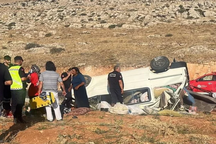 Antalya'da şarampole yuvarlanan minibüsteki 9 kişi yaralandı