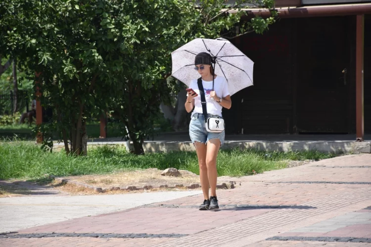 Antalya'da sıcak hava ve nem oranı yüksekliği nedeniyle caddeler boş kaldı