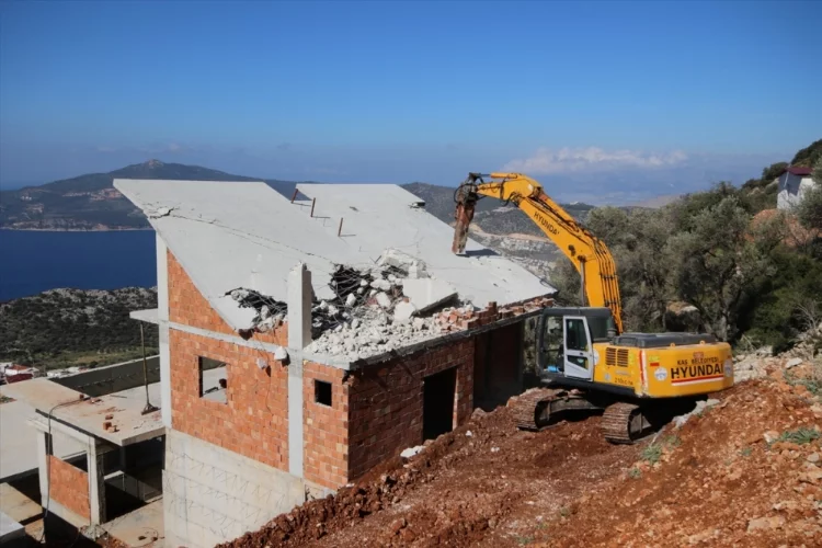 Antalya'da tarihi Likya Yolu'ndaki 2 kaçak villanın yıkımına başlandı