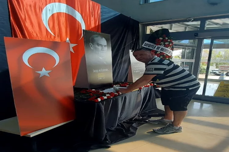 Antalya'da tatil yapan turist, Atatürk'e saygısıyla dikkati çekti