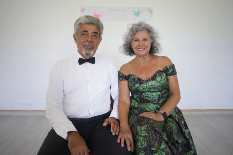 Antalya'da yaşayan emekli öğretmen çiftin "Vals" tutkusu