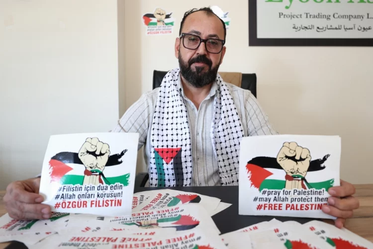 Antalya'da yaşayan Filistinli "Özgür Filistin" temalı çıkartmalar ile İsrail işgalini anlatıyor