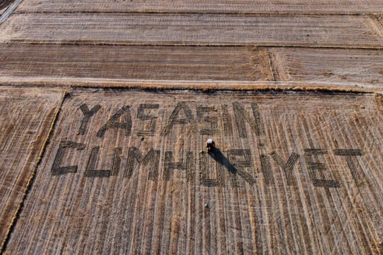 Antalyalı çiftçi tarlasına "Yaşasın Cumhuriyet" yazdı