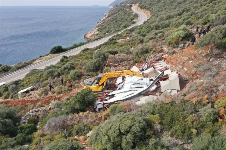 Antalya'nın Kaş ilçesindeki kaçak yapılar yıkıldı