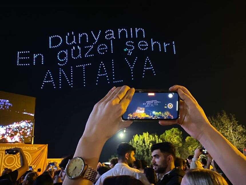 Antalya semalarında Cumhuriyet'in 100. yılı dolayısıyla 500 dronla ışık gösterisi-1