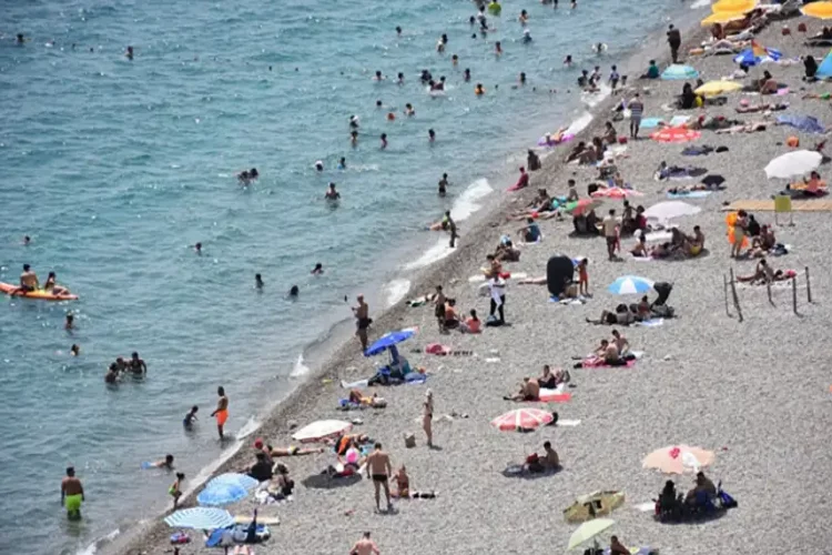 Antalya'da sıcak hava ve nemden bunalanlar sahillerde yoğunluk oluşturdu