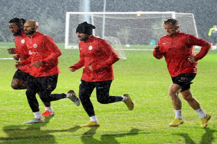 Antalyaspor, 10 günlük iznin ardından yağmur altında çalıştı