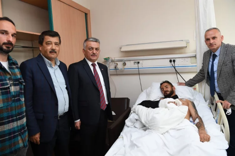 Antalya Valisi Yazıcı, Kestelsporlu futbolcu Emre Tosun'u ziyaret etti