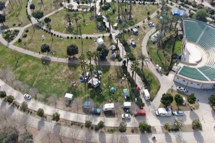 Apartmanda yaşamaya korkan Adanalılar parkta konaklıyor