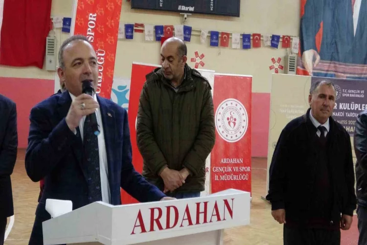 Ardahan’daki amatör spor kulüplerine ayni ve nakdi yardım yapıldı