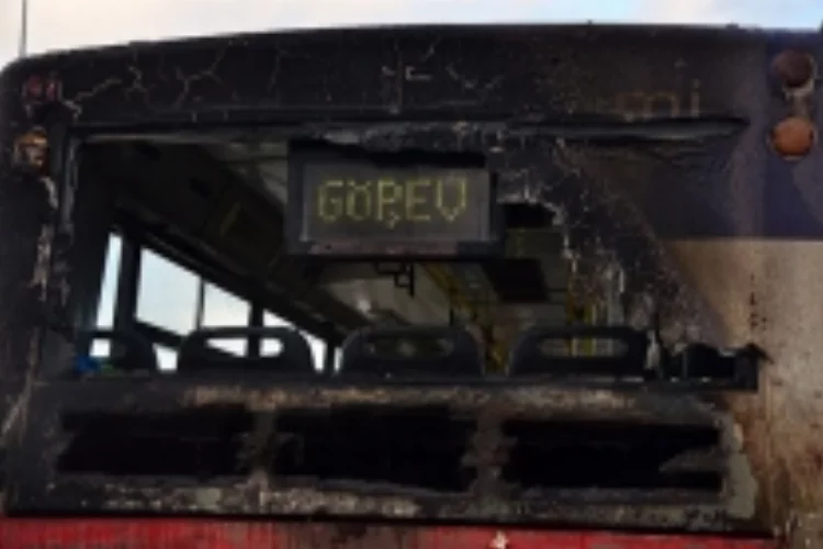 Arızalı otobüs tamire götürülürken yandı