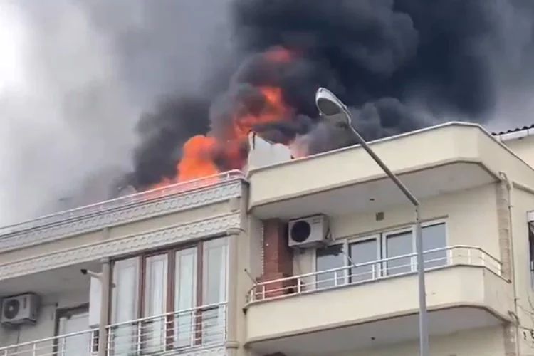 Konya'da 4 katlı apartmanın çatısında çıkan yangın itfaiye tarafından söndürüldü