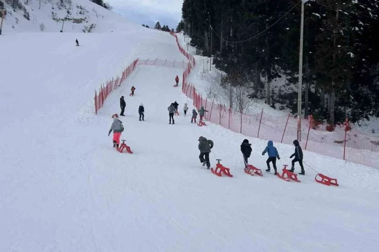 Artvin Atabarı Kayak Merkezi'nde etkili kar yağışı sonrası kayak sezonu başladı