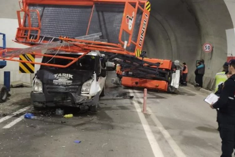 Artvin'de tünel inşaatında asansöre minibüs çarptı 7 kişi yaralandı"