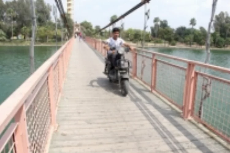Asma köprülerde motosiklet tehlikesi