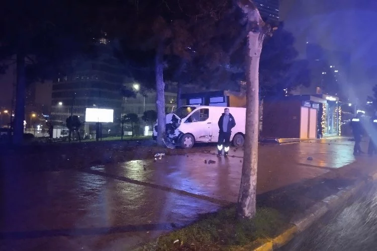 Ataşehir'de trafik ışıklarında minibüsle otomobil çarpıştı,2 kişi yaralandı