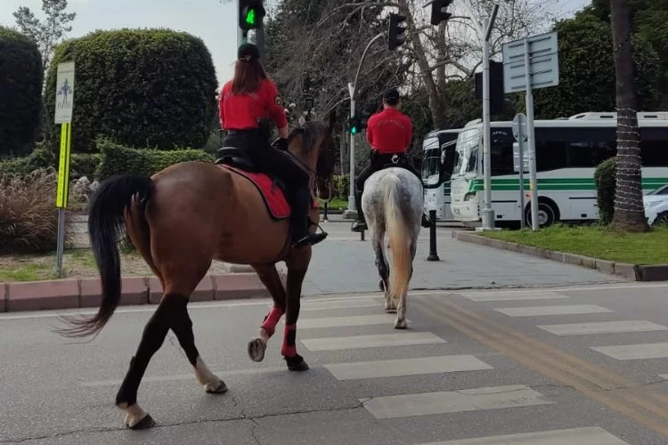 Atlı Polisler huzuru sağlamak için Adana sokaklarında