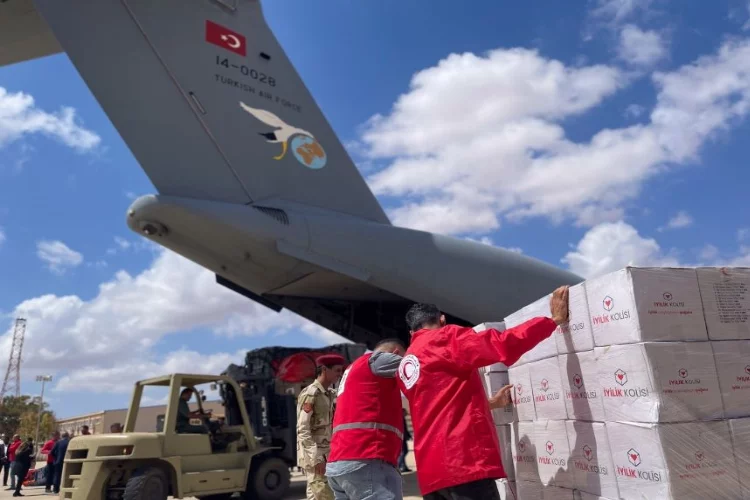 Türk Kızılay ekibi Libya’daki selzedelere yardım için bölgeye ulaştı