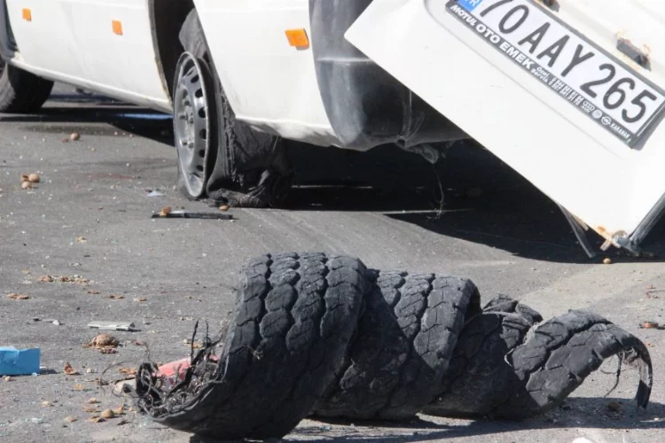 Karaman’da lastiği patlayan minibüs devrildi: 1 ölü, 10 yaralı