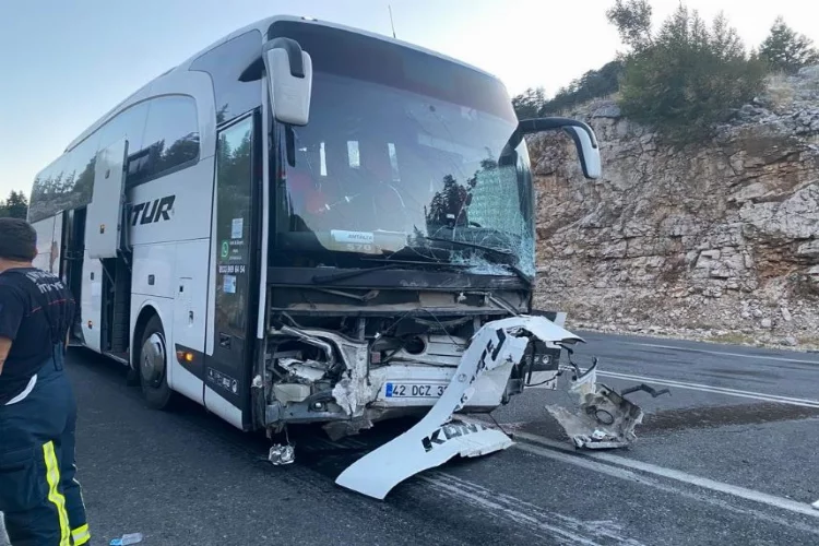 Antalya'da yolcu otobüsüyle otomobil çarpıştı, 1 kişi öldü, 5 kişi yaralandı