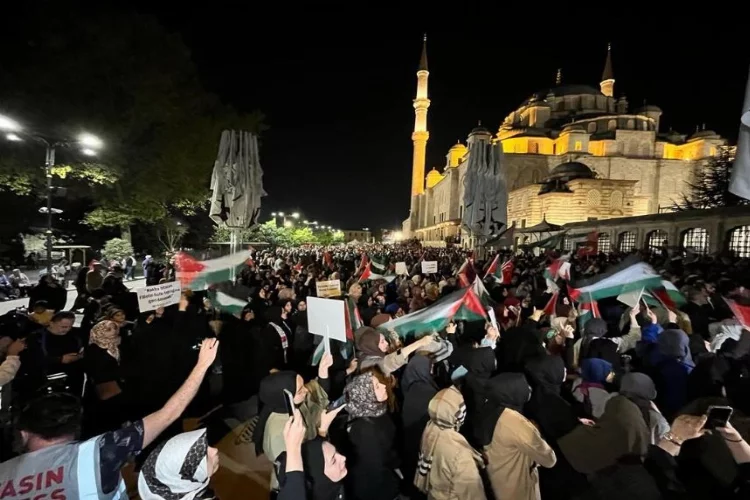 Fatih’te yüzlerce kişi Filistin’e destek için bir araya geldi