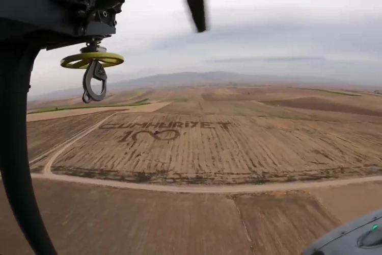Genç çiftçiden tarlasına ’Cumhuriyet’ yazarken kendisini görüntüleyen helikopterdeki Mehmetçiğe selam