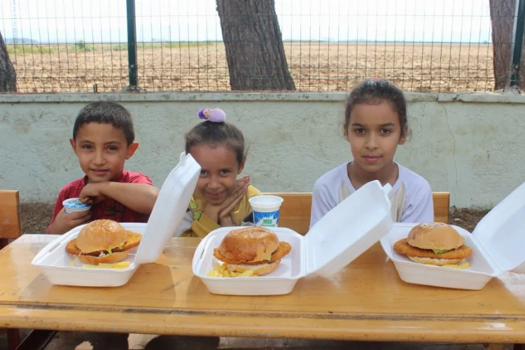 Jandarmadan depremzede çocuklara hamburger ikramı
