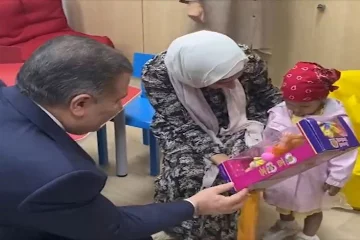 Sağlık Bakanı Fahrettin Koca, Kahire’de tedavi gören Gazzeli yaralı ve kanser hastası çocukları ziyaret etti