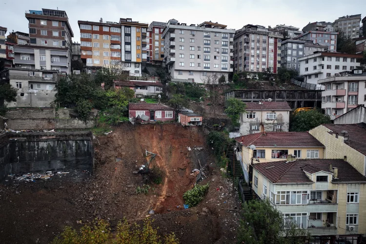 İstanbul’da fırtına ve şiddetli yağış nedeniyle toprak kaydı: 6 kişilik aile ölümden döndü