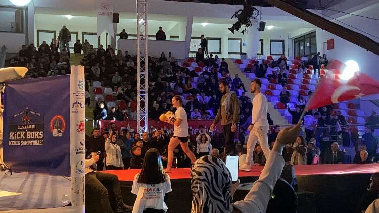 caeli'de düzenlenen Türkiye'den ve yurt dışından toplam 48 sporcunun boy gösterdiği İsmail Altay Fight Arena Uluslararası Kick Boks Kemer Şampiyonası nefes kesen karşılaşmaya sahne oldu. Gerçekleşen müsabakada kazananlar belli oldu.