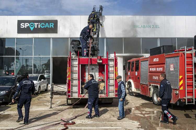 Antalya'da ikinci el otomobil bayisindeki yangın korkuttu: 3 kişi dumandan etkilendi