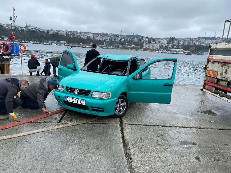 Şile Limanı'nda gece saatlerinde denize düşen otomobil çıkartıldı