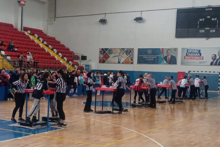 Karaman’da okul sporları yıldızlar bilek güreşi grup müsabakaları başladı