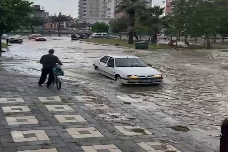 Adana’da şiddetli yağış  hayatı felç etti 