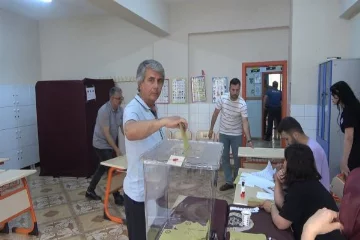 Deprem bölgesi Osmaniye'de oy kullanma işlemi başladı