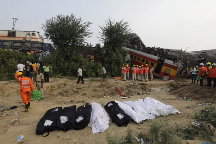 Hindistan’da 2.200'den fazla kişinin bulunduğu üç tren, en ölümcül kazalarından birine karıştı