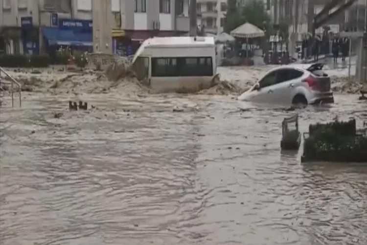 Kırmızı kod uyarısı yapılan Zonguldak’ta iki belde sular altında kaldı