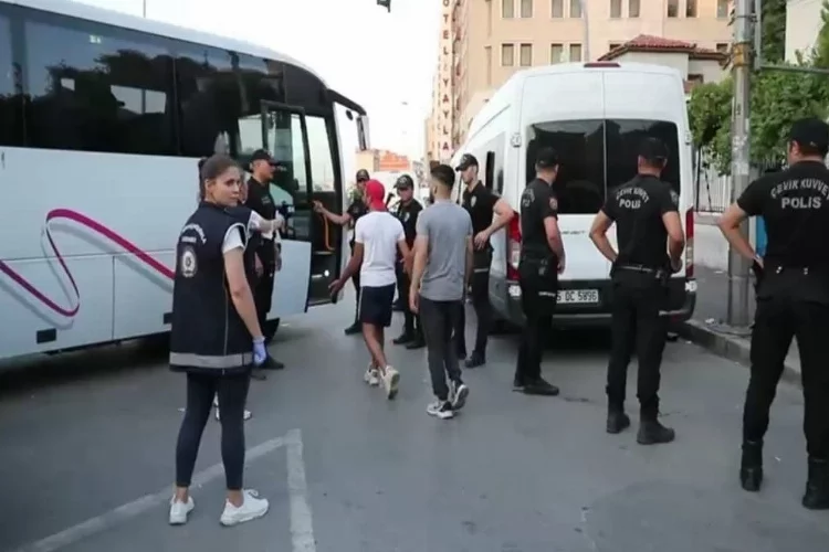 İzmir’de düzensiz göçmenlere bir operasyon daha: 170 kişi yakalandı