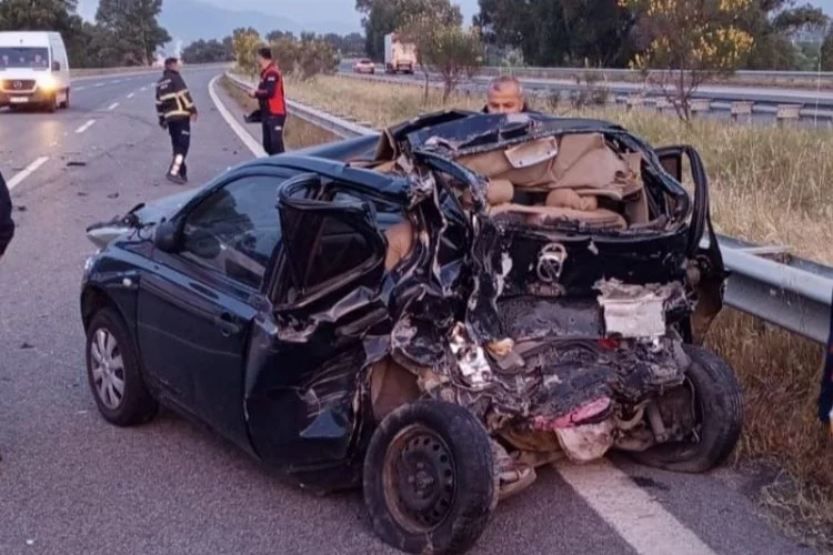 Aydın-İzmir Otoyolu'nda trafik kazasında otomobil hurdaya döndü, 2 kişi yaralandı