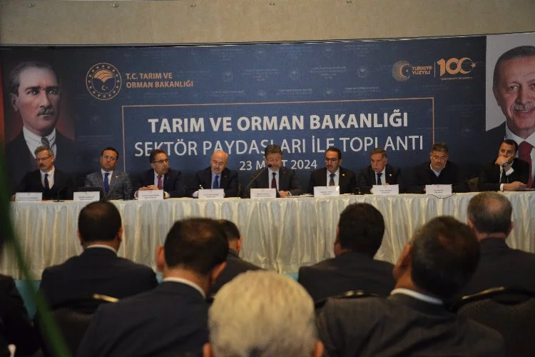 Bakan Yumaklı Adana'da "Tarım Sektör Toplantısı"na katıldı