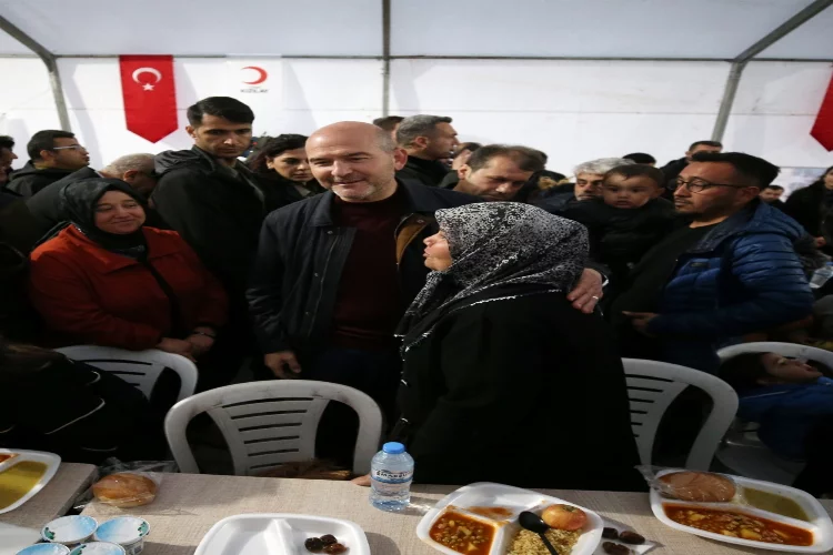 Bakan Soylu, Pazarcık'ta depremzedelerle iftar yaptı